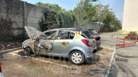 INCENDIO A VENARIA - Auto in fiamme nel parcheggio del Polo Sanitario: meccanico ustionato - FOTO