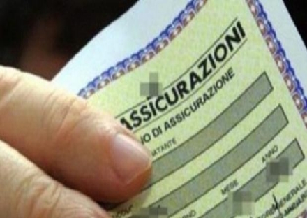 CASELLE - Fogli assicurativi contraffatti per evitare la multa dei civich: denunciata