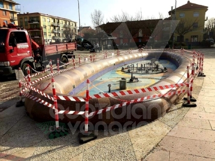 VENARIA - Troppo pericolosa per i bambini: chiusa temporaneamente la fontana di piazza Pettiti