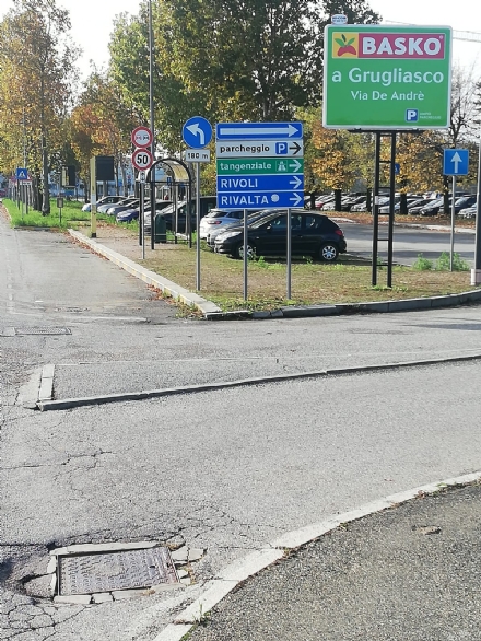 GRUGLIASCO - I motociclisti puntano il dito contro il rialzo non segnalato: «è pericoloso»