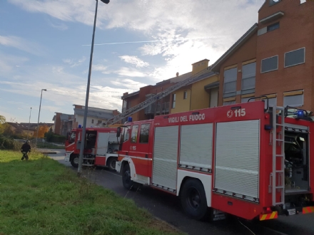 CASELLE - Brucia il tetto di una palazzina in via Cristoforo Colombo