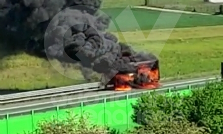 INCIDENTE TRA VENARIA E SAVONERA - Camion a fuoco in tangenziale: fumo visibile a distanza - FOTO