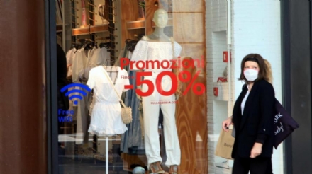 VENARIA - Iniziati i saldi estivi: in anticipo di una settimana per aiutare il commercio