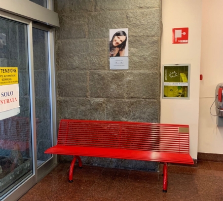 VENARIA - A un anno dall'uccisione, Maria Masi ricordata con una panchina rossa al Cto - FOTO