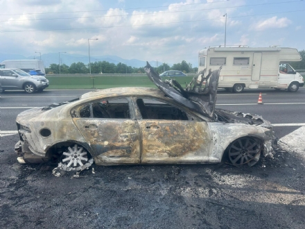 INCIDENTI IN TANGENZIALE A BORGARO, VENARIA, COLLEGNO E RIVOLI - Code, un'auto in fiamme e un ferito - FOTO