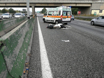 COLLEGNO - Caos in tangenziale. Scontro auto-moto: due persone ferite