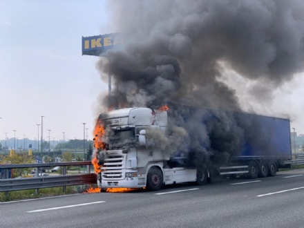 COLLEGNO - Tir prende fuoco mentre percorre la tangenziale