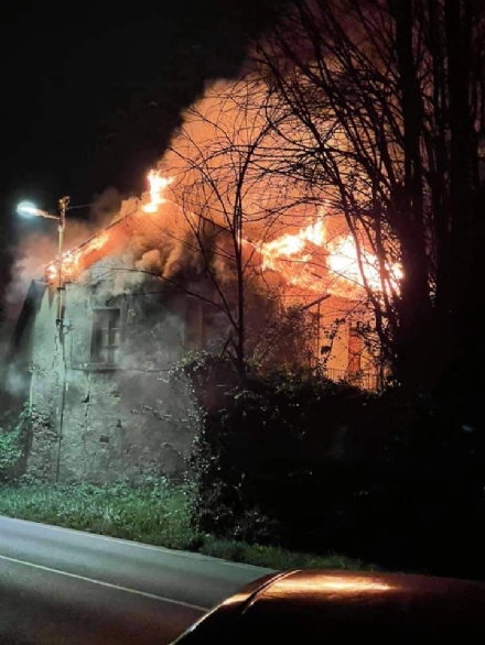 RIVOLI-VILLARBASSE - Cascina a fuoco durante la notte lungo la provinciale: non è escluso l'atto doloso - FOTO
