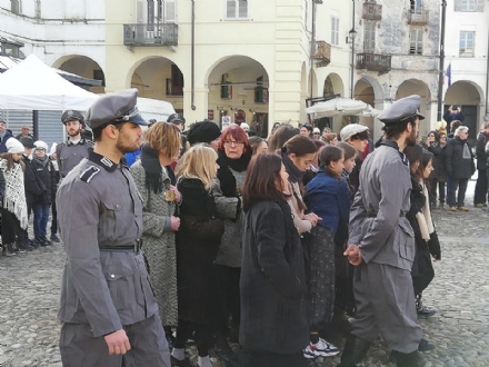 VENARIA - Per le vie della città va in scena il rastrellamento degli ebrei da parte dei nazisti