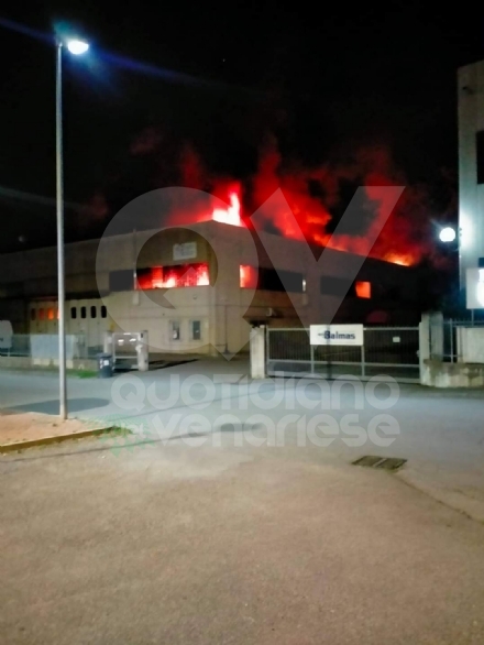 DRUENTO - Rogo in via Meucci: a fuoco due aziende. Tre auto arse dalle fiamme