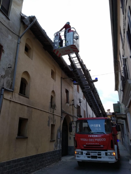 CASELLE - Cadono tegole in via Bona: intervento dei vigili del fuoco