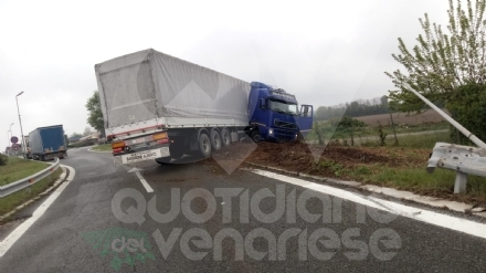 RIVOLI - Tir esce di strada all'altezza dell'area di servizio della tangenziale - FOTO