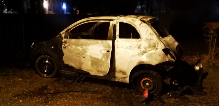 VENARIA - Fiat 500 a fuoco in un parcheggio di via Amati