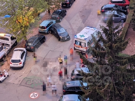 INCIDENTE A COLLEGNO - Due auto si scontrano, una finisce contro altre tre parcheggiate - FOTO