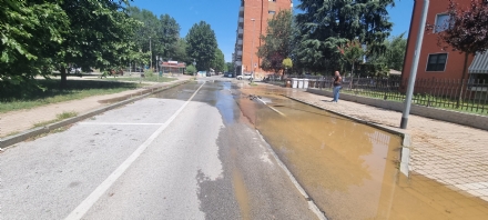 GRUGLIASCO - Riaperta al transito via San Gregorio Magno dopo la maxi perdita d'acqua - FOTO