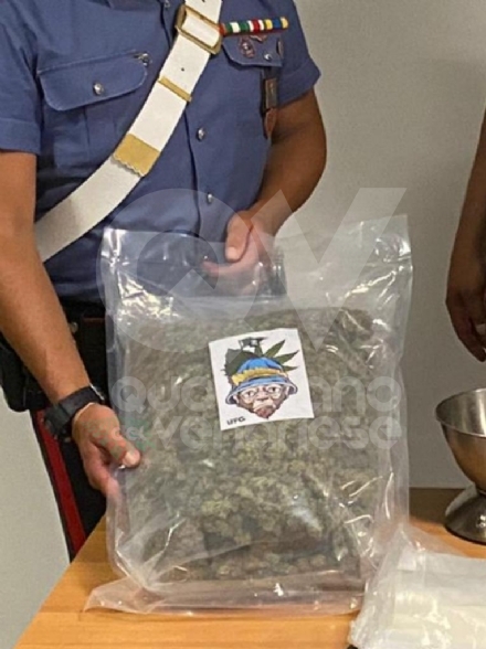 COLLEGNO - Non si ferma all'alt dei carabinieri e si schianta contro un'auto: con sé aveva un chilo di droga