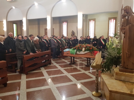 CAFASSE - Oltre 500 persone per l'ultimo saluto all'ex sindaco Giorgio Prelini.