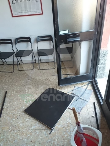 VENARIA - Natale amaro in casa Pd: vandalizzata la sede di via Palestro