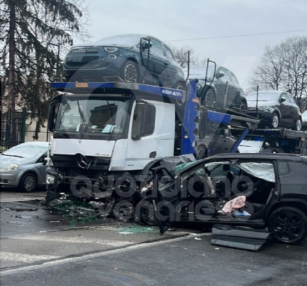 INCIDENTE A VENARIA - Scontro bisarca-suv in corso Garibaldi: un ferito e code chilometriche - FOTO