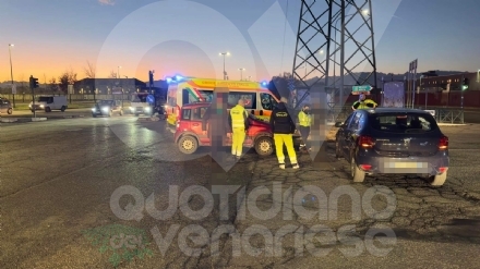INCIDENTE FRA TORINO E VENARIA - Scontro fra due auto all'incrocio tra ...