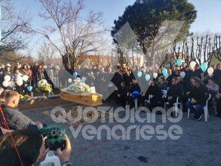 CASELLE - Palloncini biancoazzurri e lacrime, una folla di gente per l'ultimo abbraccio a Blendi Halili - FOTO