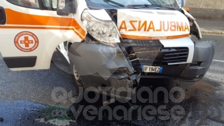 TORINO-VENARIA - L'ambulanza della Croce Reale di Venaria si scontra con un'auto: due feriti