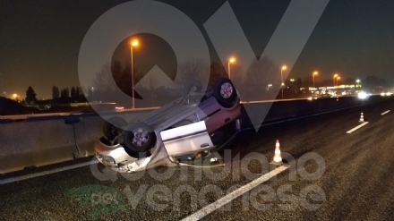 INCIDENTE IN TANGENZIALE - Scontro fra tre auto: una si ribalta, una persona ferita FOTO