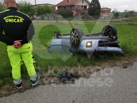 DRUENTO - Scontro al curvone della provinciale 8: auto esce di strada e si ribalta - FOTO