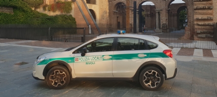 INCIDENTE A RIVOLI - Ciclista investita da un autocarro: conducente in fuga, la polizia locale lo trova in poco tempo
