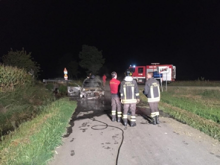 CASELLE - Auto prende fuoco in via Martiri del Cudine mentre è in marcia