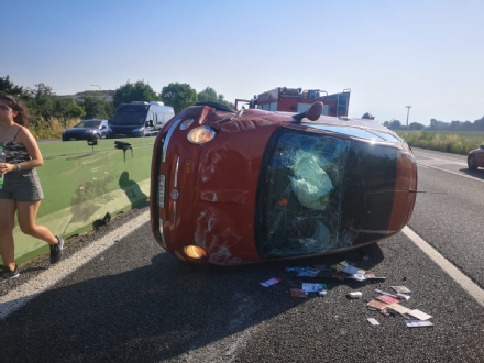 TANGENZIALE NORD TORINO - Scontro allo svincolo di Savonera, traffico in tilt. Auto ruote all'aria sulla terza corsia - FOTO