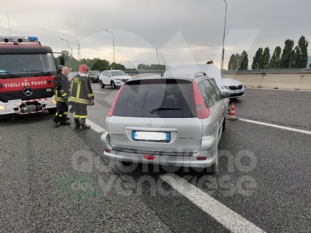 RIVOLI - Testacoda in tangenziale dopo aver urtato il guardrail: coppia rimane ferita