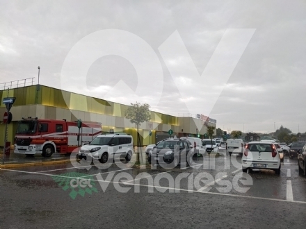 MALTEMPO A RIVOLI - Allagato e fatto evacuare il Conad di corso Susa: controsoffitto rimosso dai pompieri