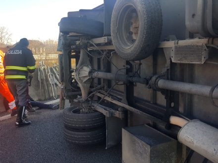 INCIDENTE SULLA TORINO-CASELLE - Camion si ribalta: tre feriti, caos e code sul raccordo - FOTO