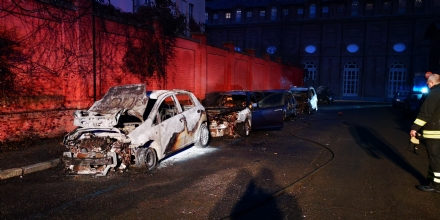 VENARIA - Cinque auto distrutte dalle fiamme in via Montello