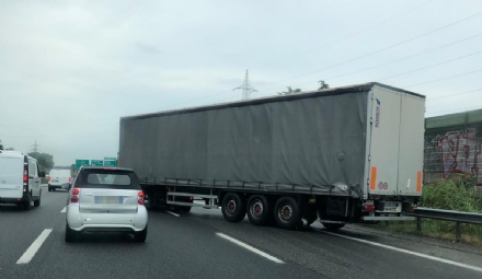 COLLEGNO - Tir colpisce il guardrail e finisce di traverso: disagi e code chilometriche