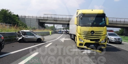 VENARIA-BORGARO - Il cofano si apre all'improvviso, sbanda con l'auto e colpisce un tir: ferito