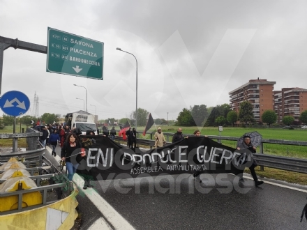 G7 A VENARIA - Corteo di protesta, manifestanti bloccano la tangenziale: caos e code - FOTO