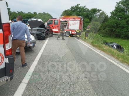 ROBASSOMERO-CIRIE' - Autobus impazzito si schianta contro tre auto: due feriti - FOTO