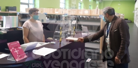 VENARIA - In biblioteca con mascherina e mani disinfettate. E i libri si prenotano on line