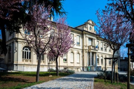 RIVOLI - Fuga di gas alla scuola «Casa del Sole»: bambini portati a giocare in giardino