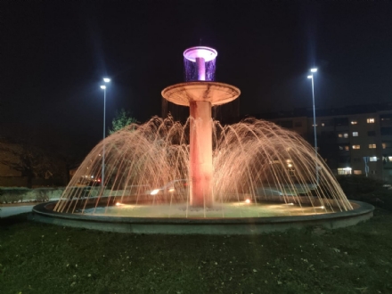 BORGARO - La fontana di via Italia si colora di giallo e viola in onore di Kobe Bryant