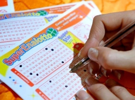 VENARIA - La Dea Bendata bacia la Reale: vinti con un «5» quasi 73mila euro al Superenalotto