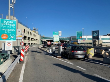 CASELLE - Sabato di ordinaria follia in aeroporto: code e proteste nel parcheggio «Bye and Fly»