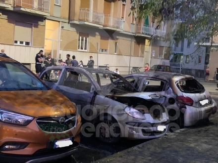 RIVOLI - Dopo mesi, le auto tornano ad essere distrutte dalle fiamme - FOTO