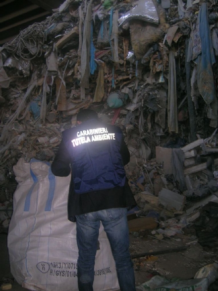 CRONACA - Controlli dei carabinieri nelle aziende che trattano rifiuti e materie plastiche