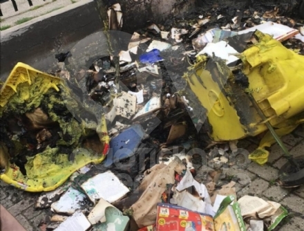 VENARIA - A fuoco i bidoni della raccolta rifiuti in via Tiziano