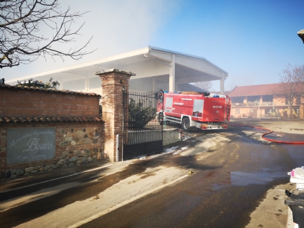 COLLEGNO - Inferno alla «Cascina Serpera»: a fuoco il fienile dell'azienda agricola Bosco