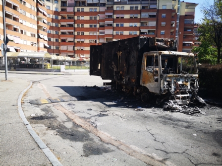 VENARIA - Furgone a fuoco nella notte in via Girotto