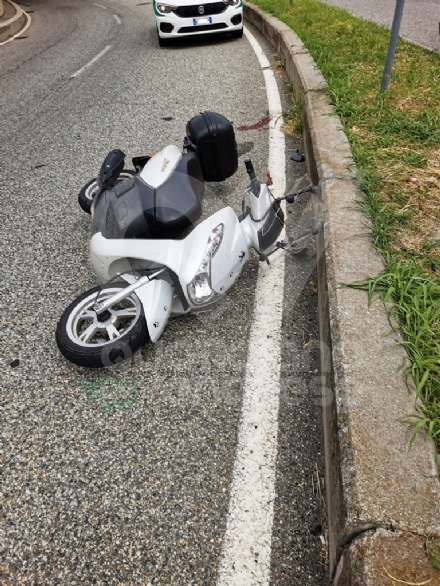 GRUGLIASCO - Senza patente, perde il controllo dello scooter (del collega): in ospedale